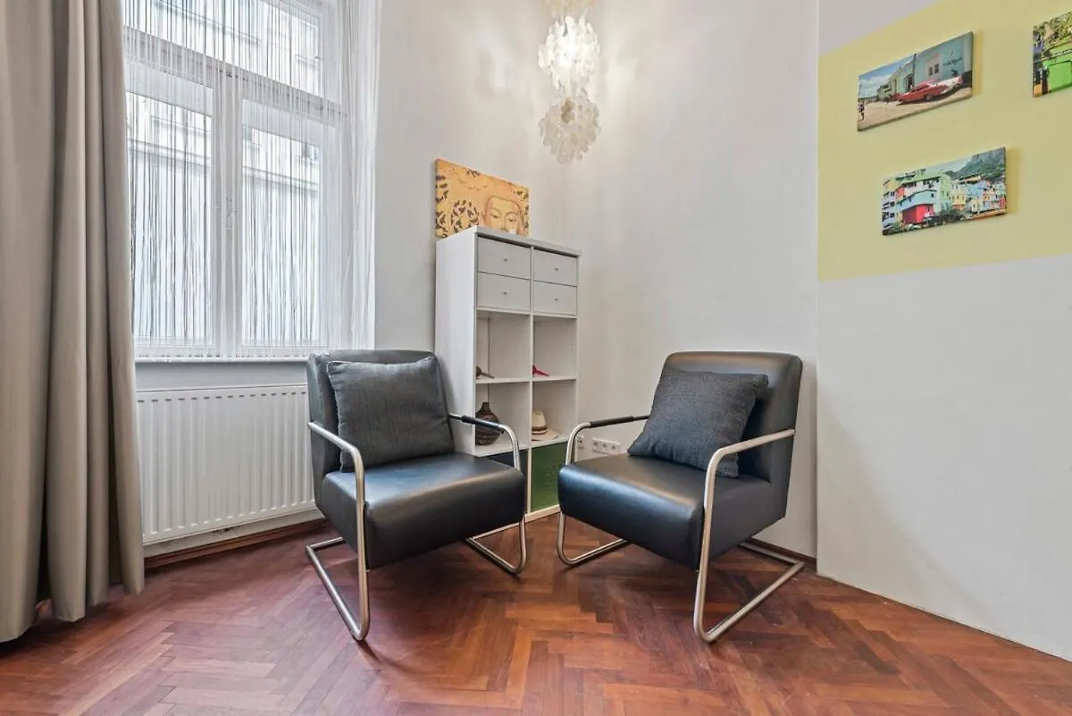 2 Bedroom Vintage Apartment, Garden, Near Schoenbrunn Vienna 0*,  Austria
