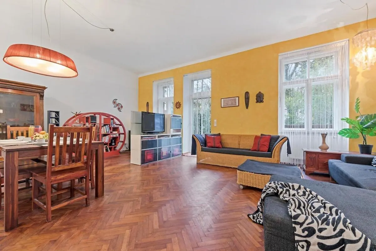 2 Bedroom Vintage Apartment, Garden, Near Schoenbrunn Vienna
