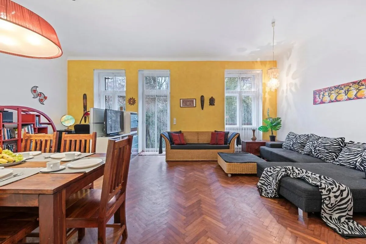 Apartment 2 Bedroom Vintage Apartment, Garden, Near Schoenbrunn Vienna