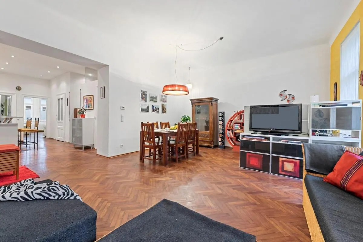 2 Bedroom Vintage Apartment, Garden, Near Schoenbrunn Vienna Apartment