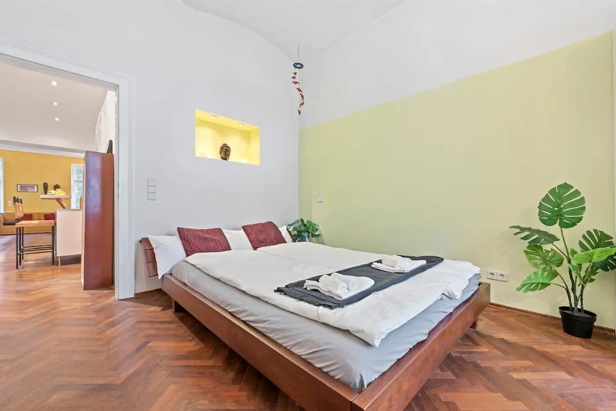 2 Bedroom Vintage Apartment, Garden, Near Schoenbrunn Vienna Apartment