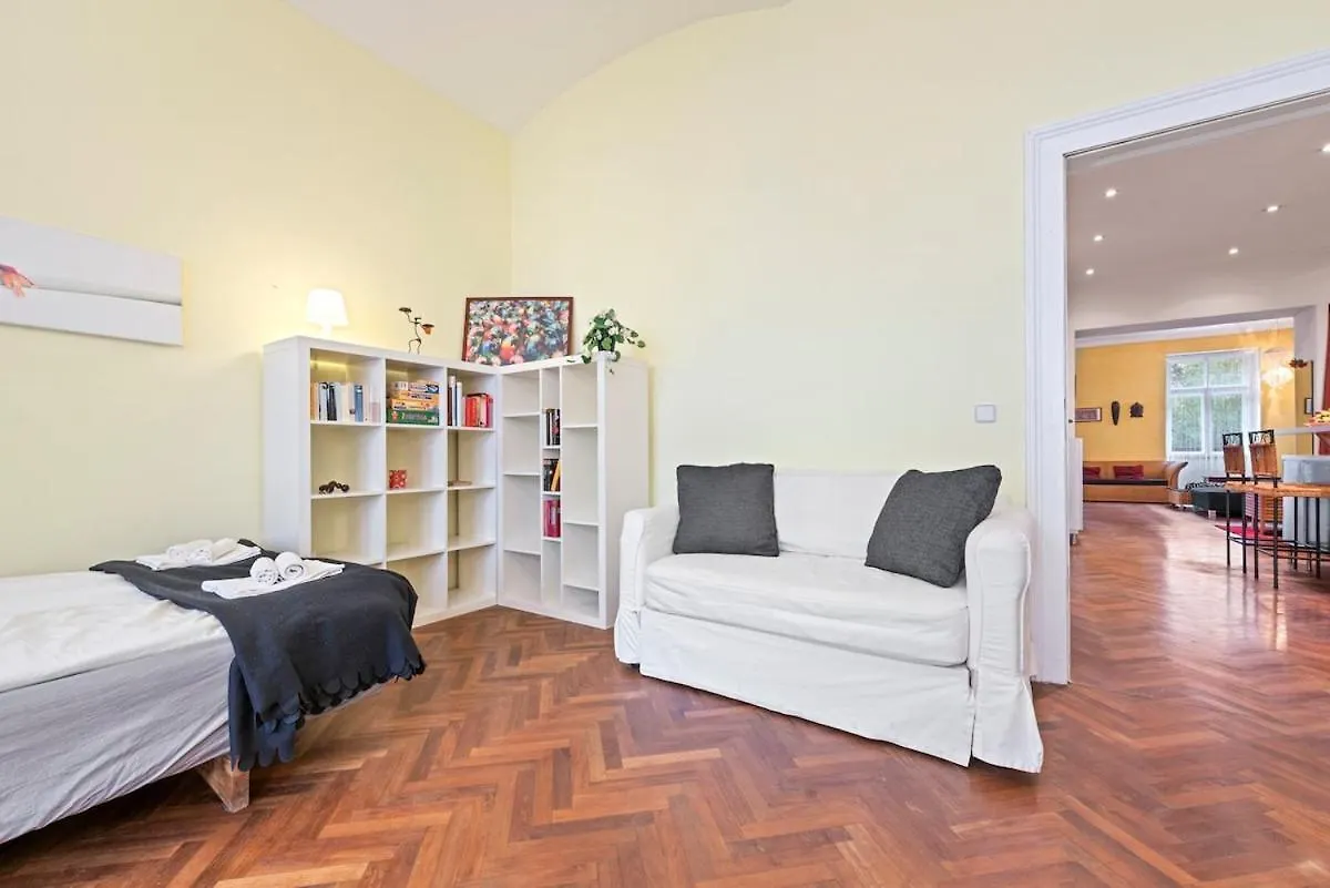 2 Bedroom Vintage Apartment, Garden, Near Schoenbrunn Vienna