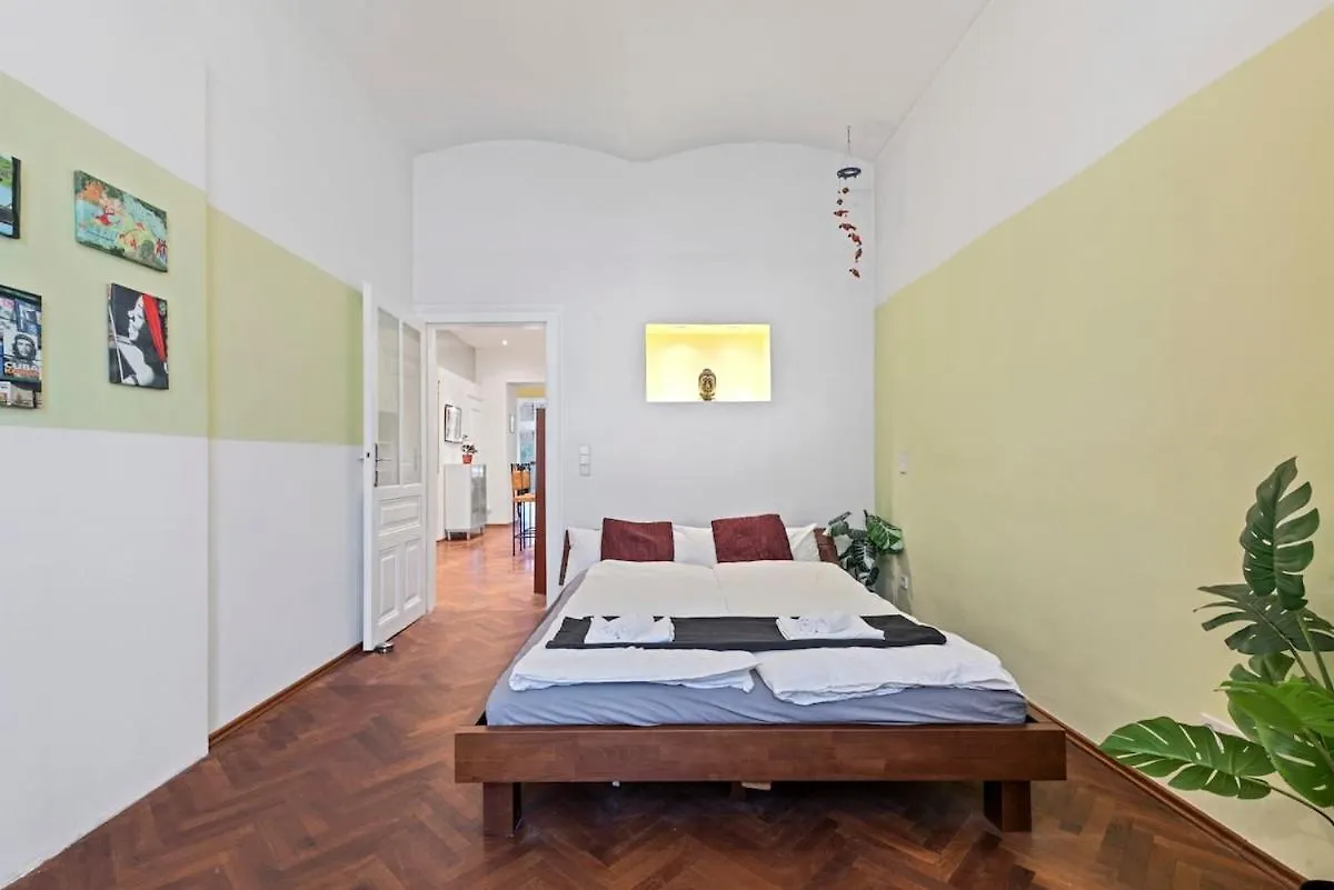 Apartment 2 Bedroom Vintage Apartment, Garden, Near Schoenbrunn Vienna