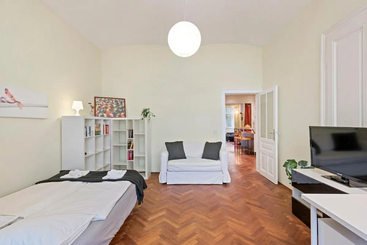 2 Bedroom Vintage Apartment, Garden, Near Schoenbrunn Vienna Austria