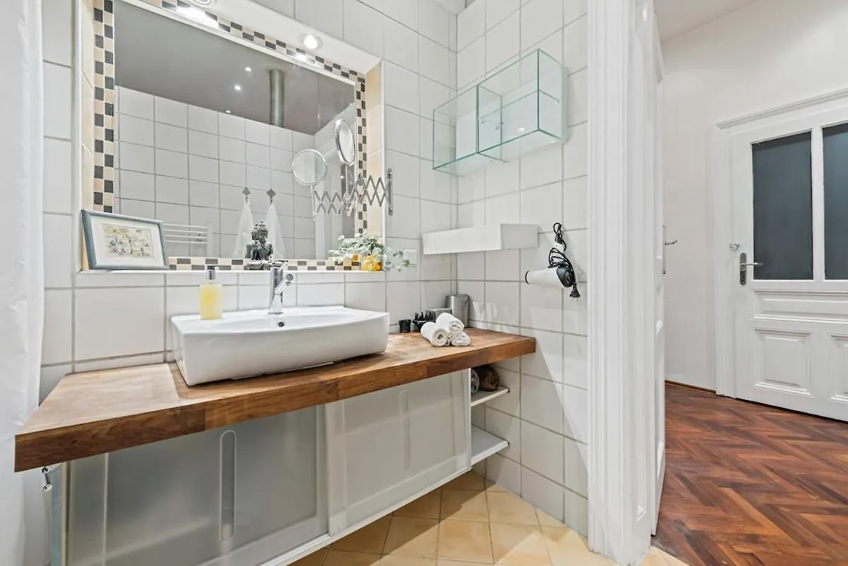 2 Bedroom Vintage Apartment, Garden, Near Schoenbrunn Vídeň 0*,  Rakousko