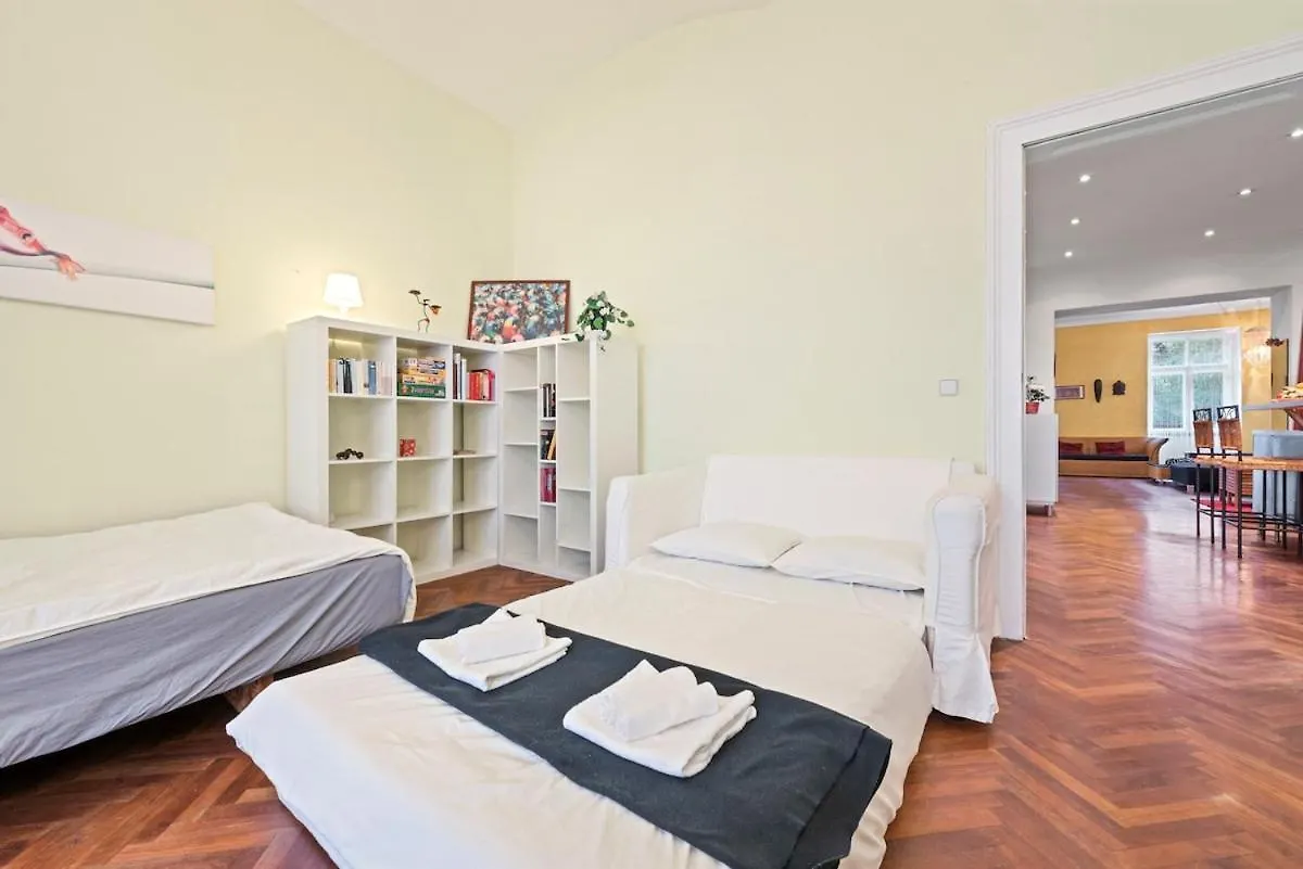 2 Bedroom Vintage Apartment, Garden, Near Schoenbrunn Vienna 0*,  Austria