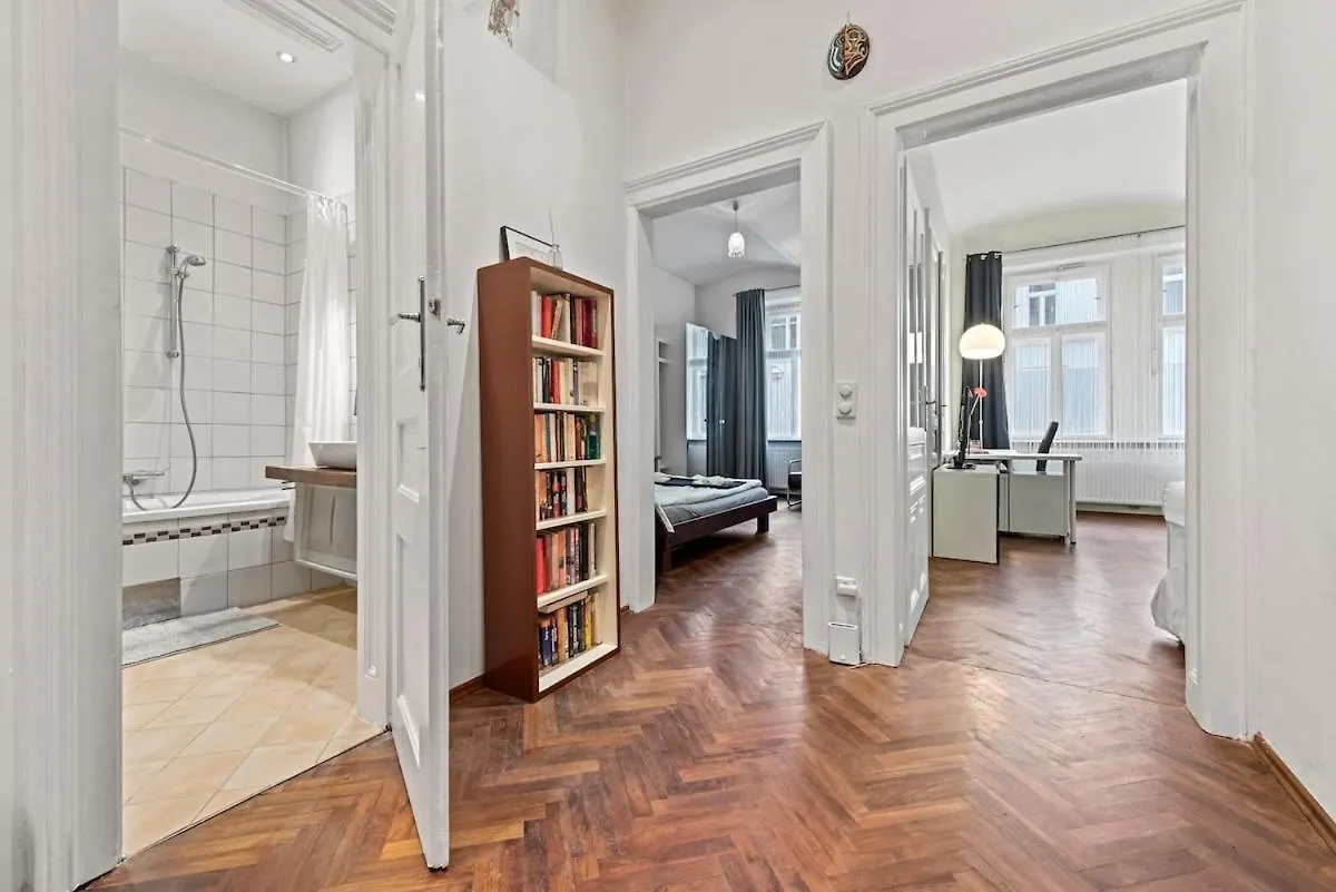2 Bedroom Vintage Apartment, Garden, Near Schoenbrunn Vienna