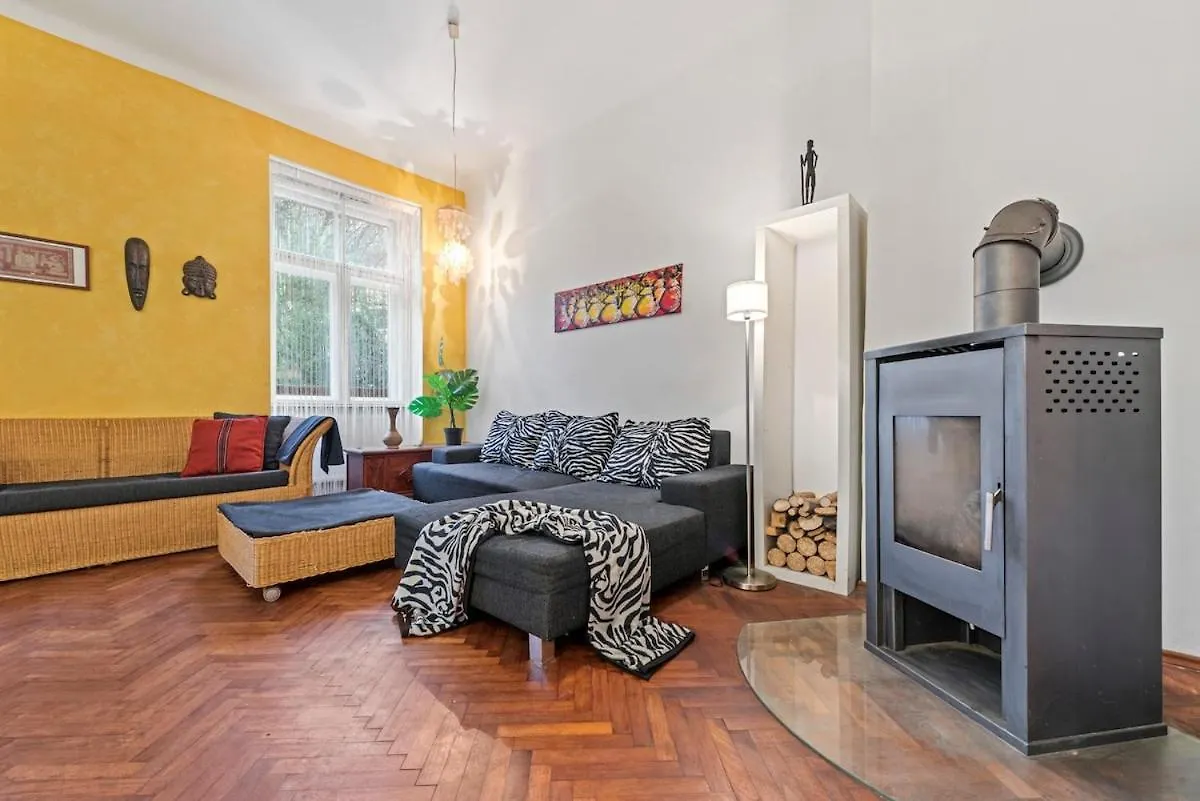 Apartment 2 Bedroom Vintage Apartment, Garden, Near Schoenbrunn Vienna