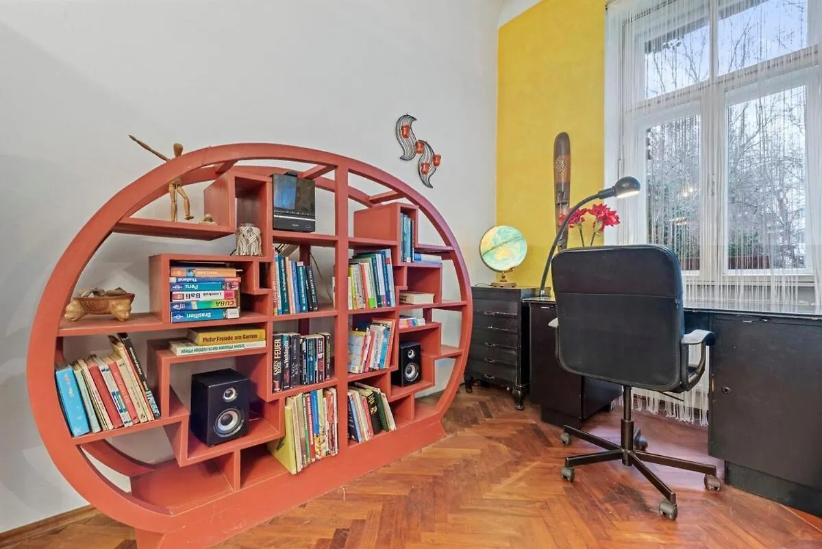 2 Bedroom Vintage Apartment, Garden, Near Schoenbrunn Vienna 0*,