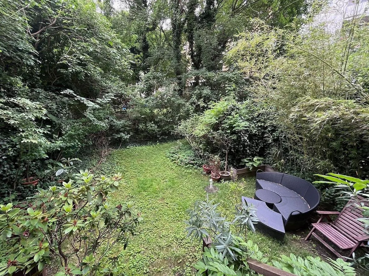 2 Bedroom Vintage Apartment, Garden, Near Schoenbrunn Vienna Austria