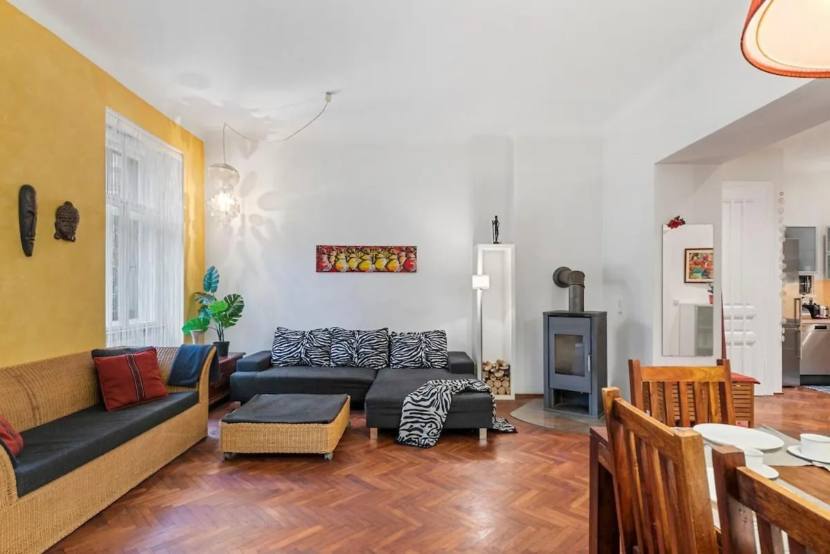 2 Bedroom Vintage Apartment, Garden, Near Schoenbrunn Vienna 0*,