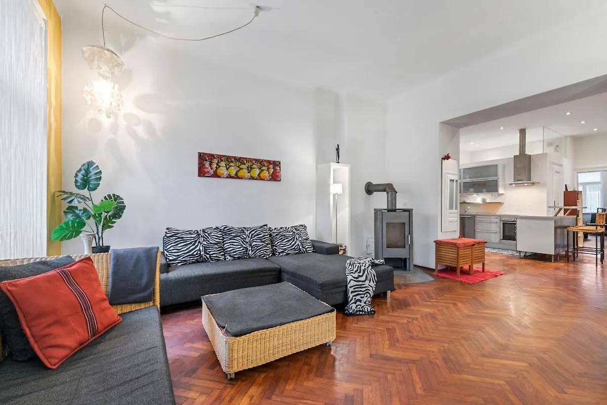 2 Bedroom Vintage Apartment, Garden, Near Schoenbrunn Vienna