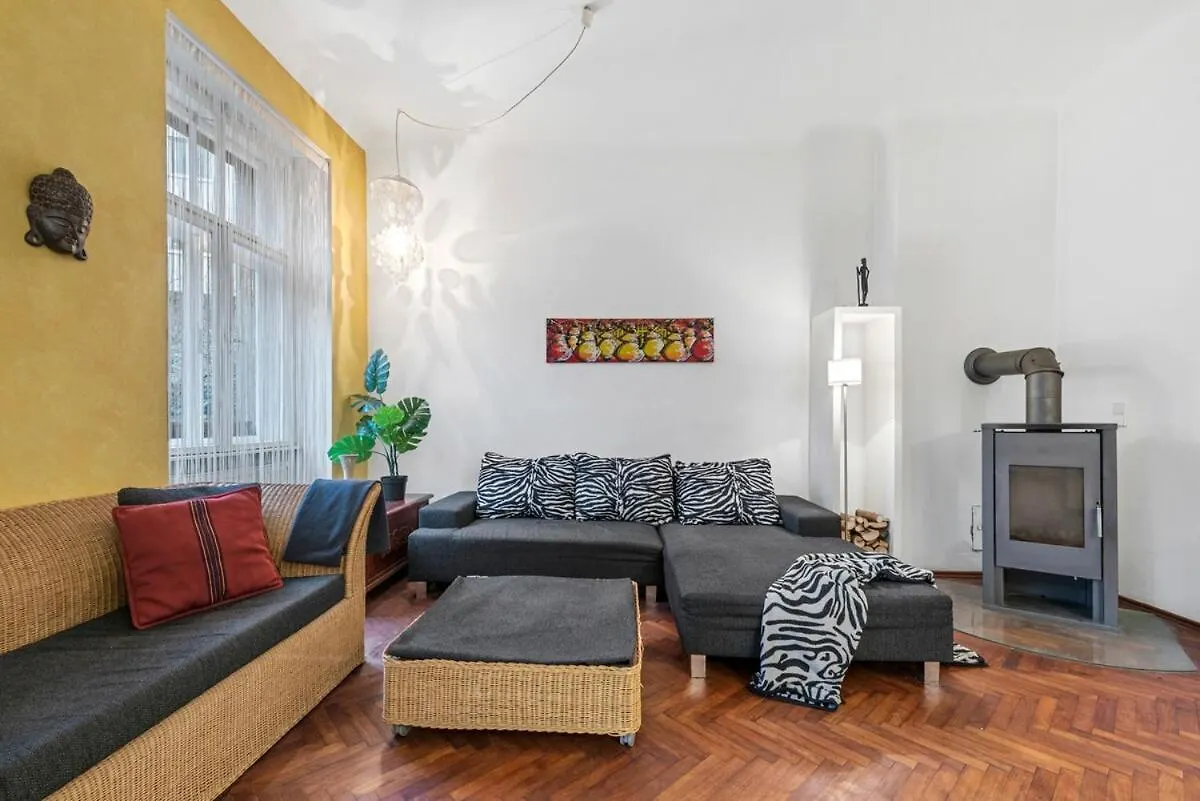 2 Bedroom Vintage Apartment, Garden, Near Schoenbrunn location