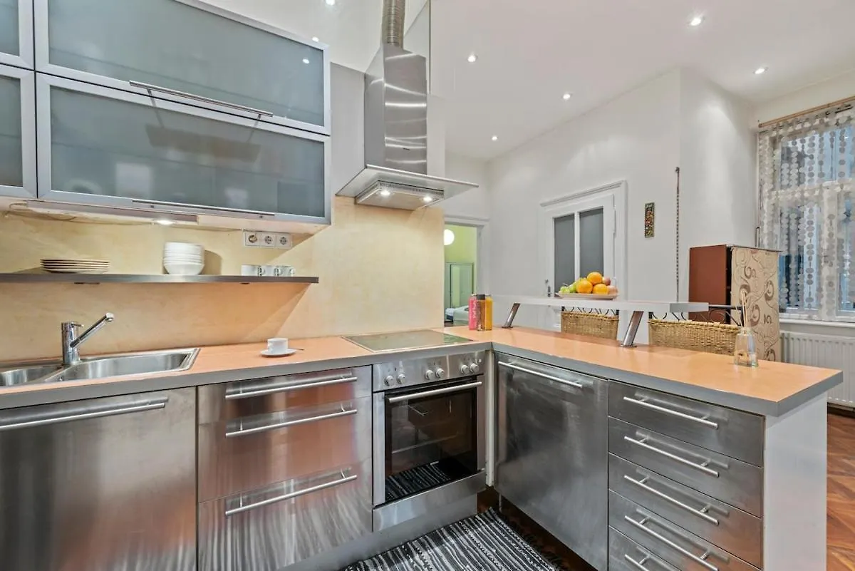2 Bedroom Vintage Apartment, Garden, Near Schoenbrunn Vienna Apartment