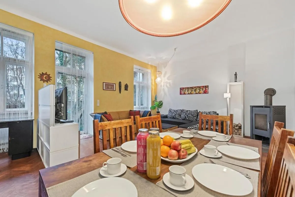 Apartment 2 Bedroom Vintage Apartment, Garden, Near Schoenbrunn Vienna