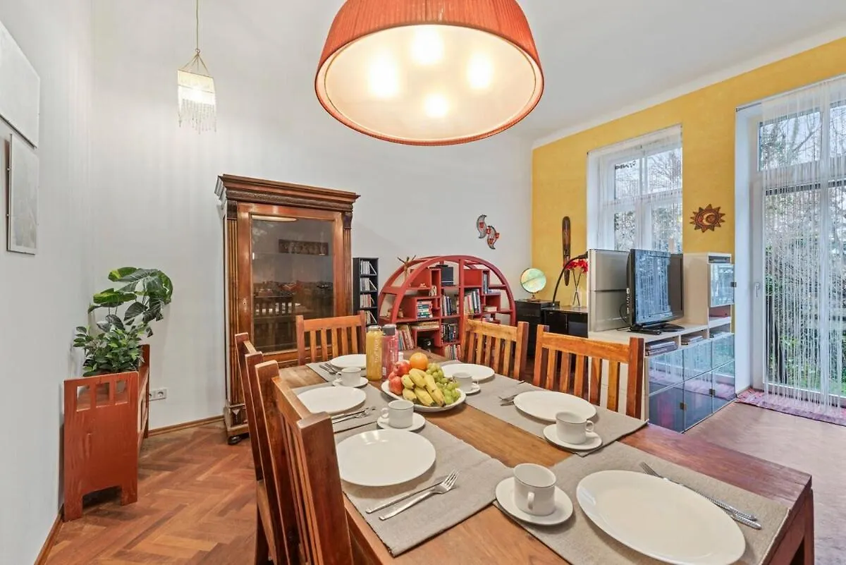 2 Bedroom Vintage Apartment, Garden, Near Schoenbrunn Vienna Apartment
